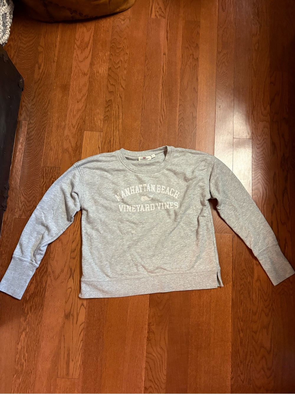 Vineyard Vines Light Gray Crewneck with Manhattan Beach Graphic. Size small